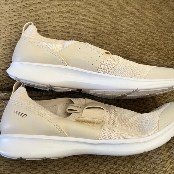 Women’s Copper Fit size 8.5 shoes, in like new condition. - Picture 4 of 6